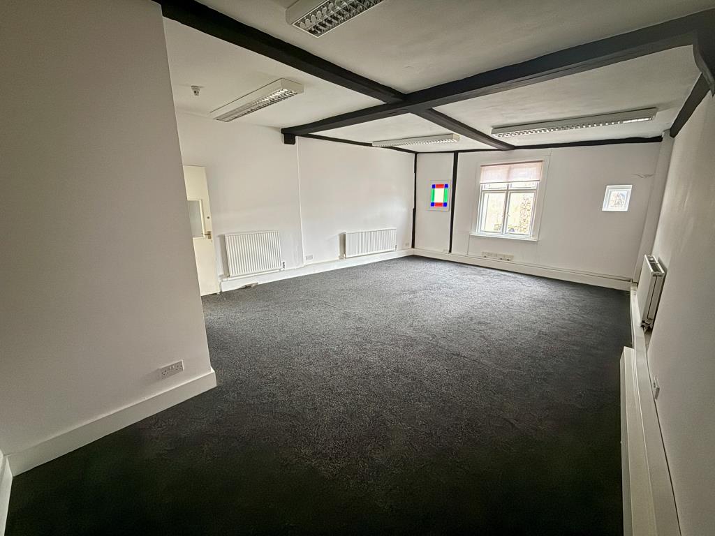 Lot: 31 - UPPER PARTS WITH POTENTIAL AND LARGE HARDSTANDING TO REAR - First floor room to rear